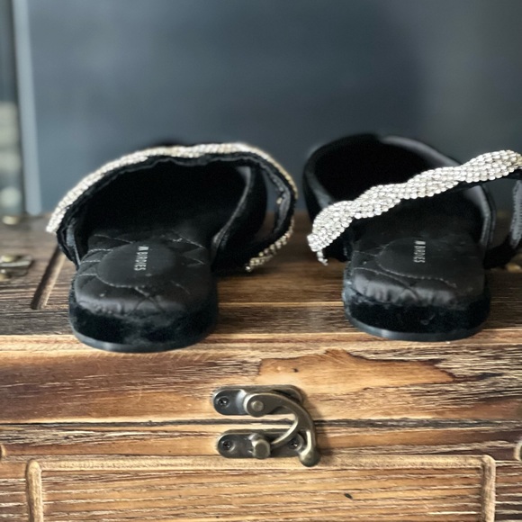 Birdies The Swan Slides in Caviar Velvet Gem Bracelet - Picture 6 of 9